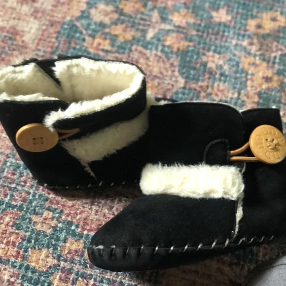 Baby moccasin style booties - Picture 3 of 8